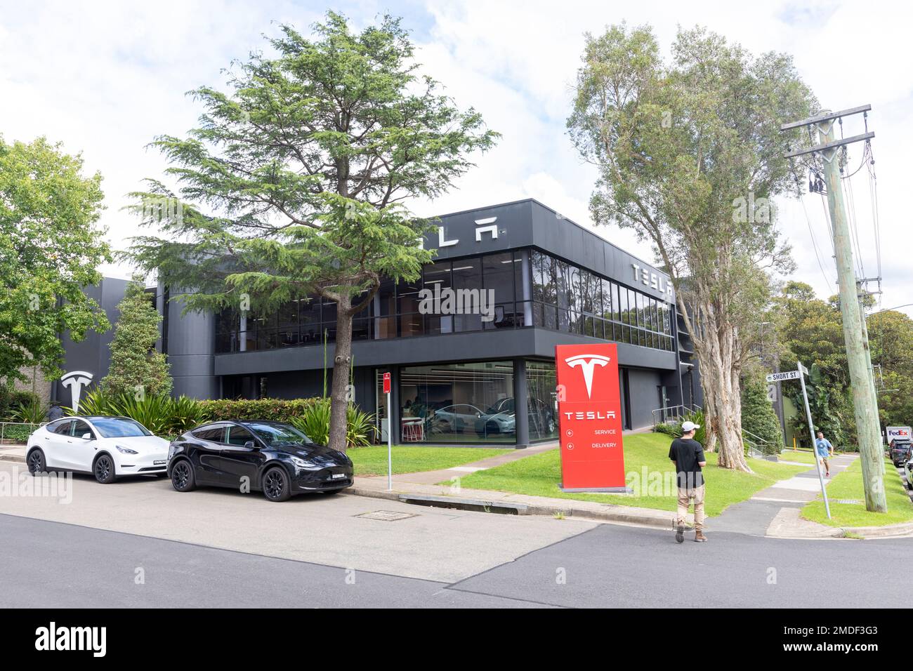 Sydney, Australia. Showroom e concessionaria Tesla a Chatswood, Sydney, Australia con il modello Y Tesla parcheggiato all'esterno Foto Stock