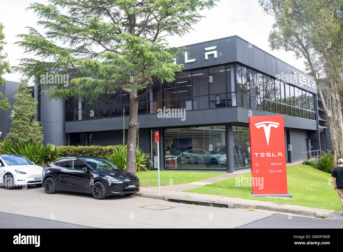 Sydney, Australia. Showroom e concessionaria Tesla a Chatswood, Sydney, Australia con il modello Y Tesla parcheggiato all'esterno Foto Stock