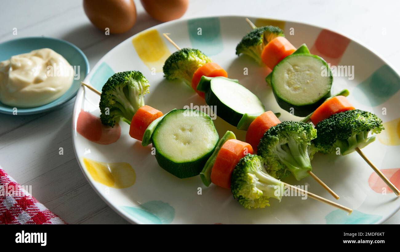 Spiedino di verdure al vapore con carote, broccoli e zucchine. Foto Stock