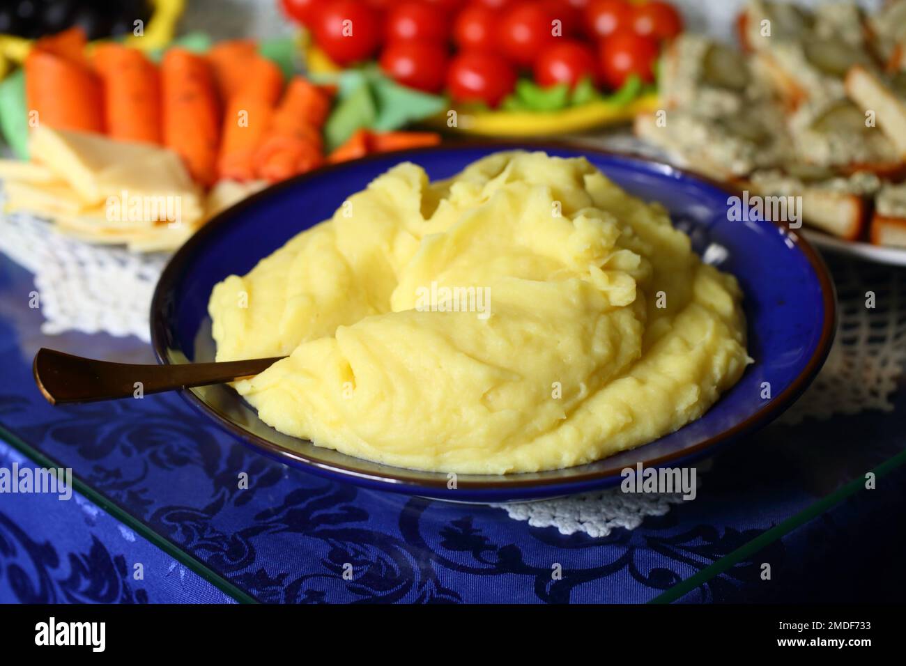 Purea in un piatto di ceramica blu Foto Stock