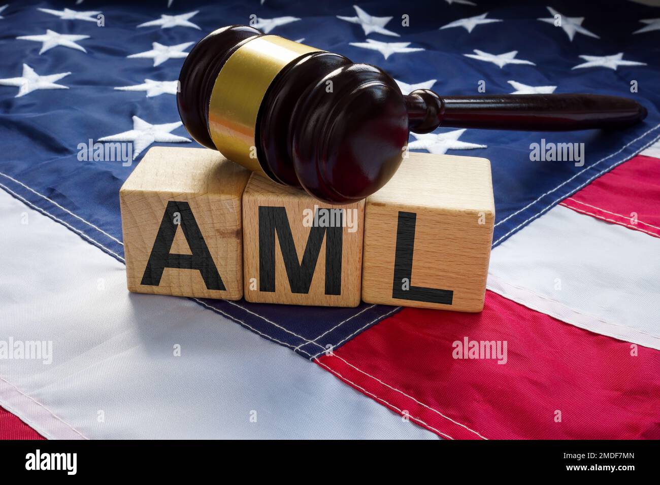 Bandiera degli Stati Uniti, cubi con l'iscrizione AML antiriciclaggio e gavel. Foto Stock