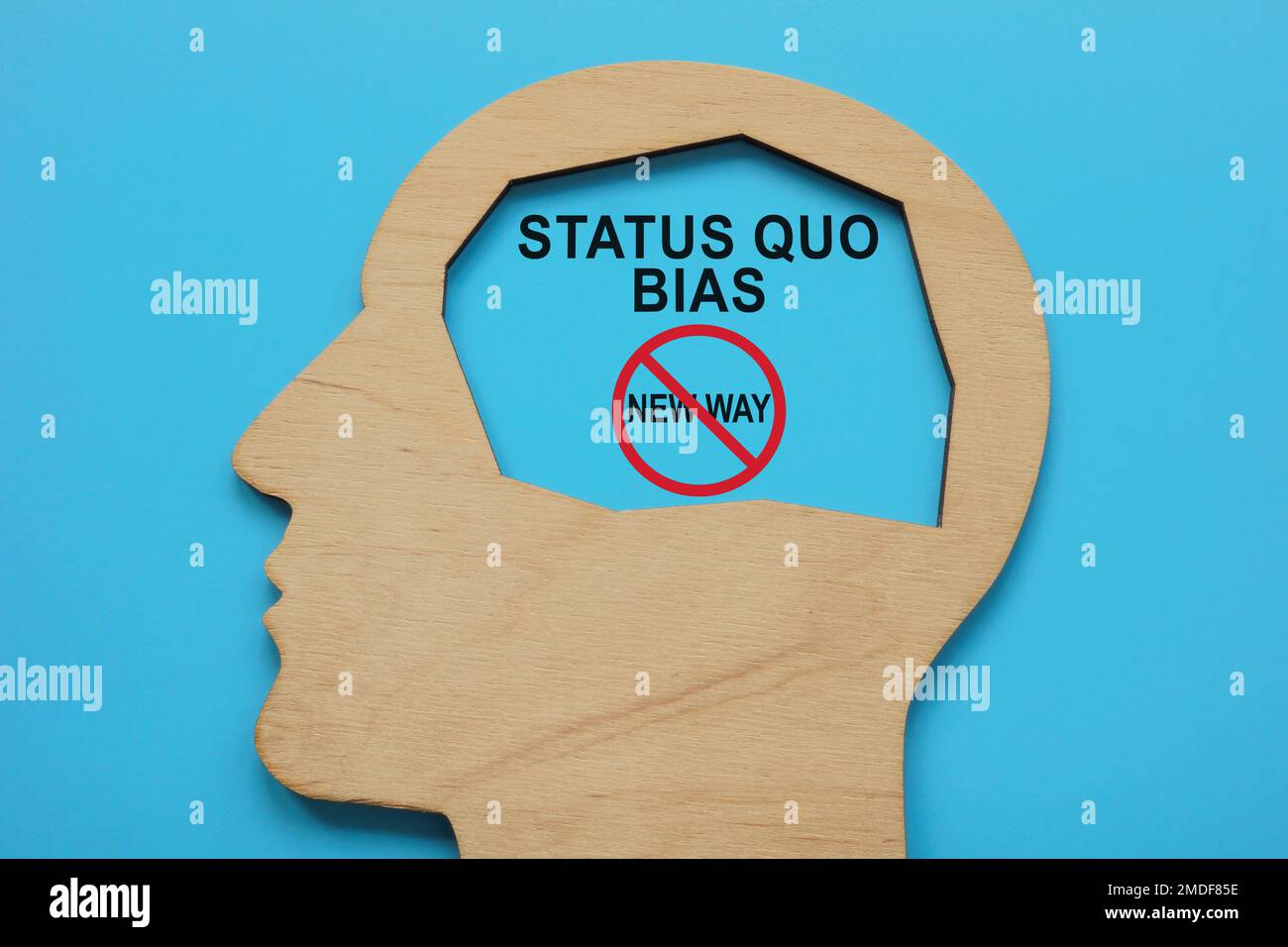 Figura di testa e iscrizione nello status quo bias. Foto Stock