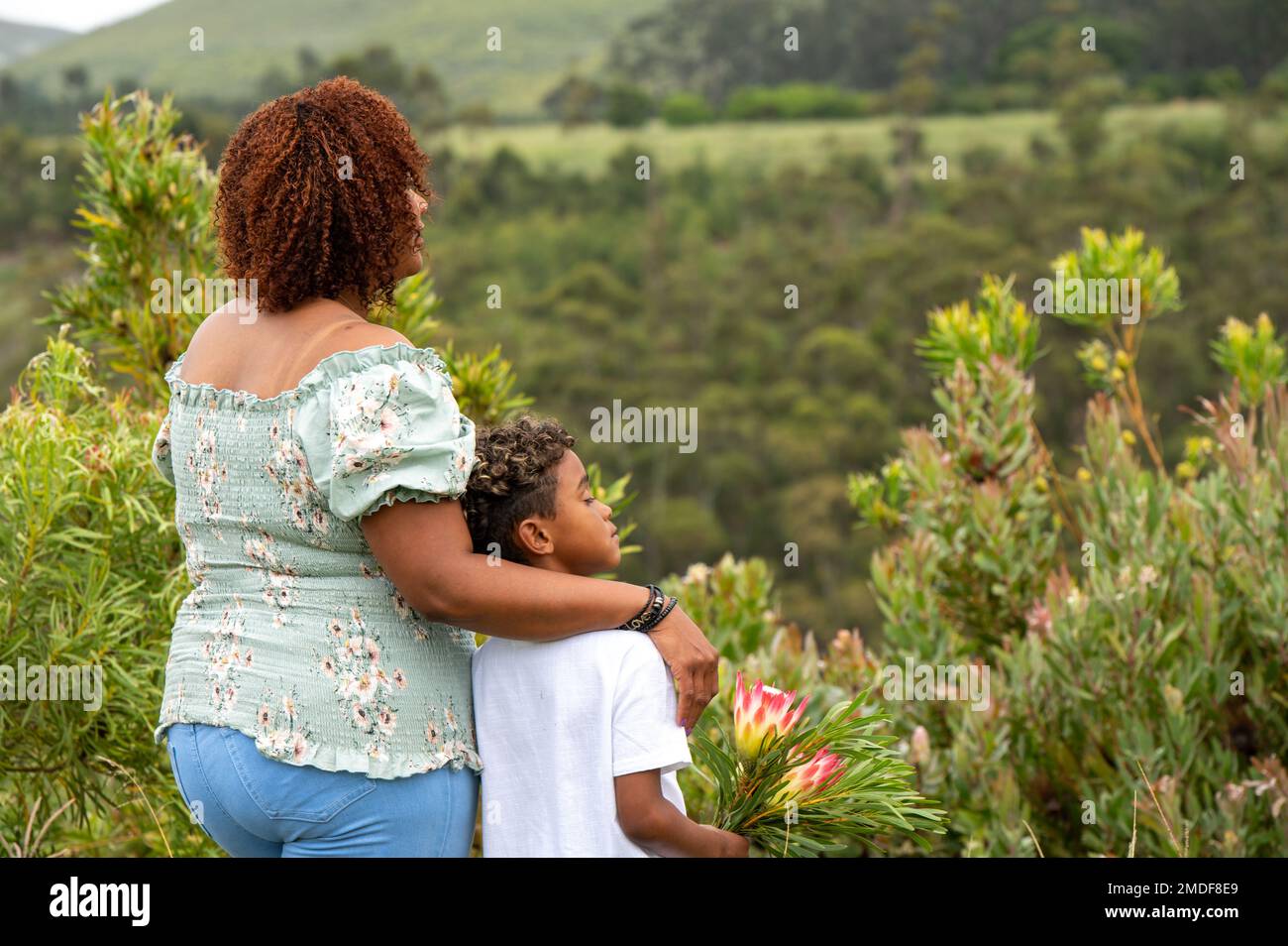 Due persone viste in natura sparate da dietro Foto Stock