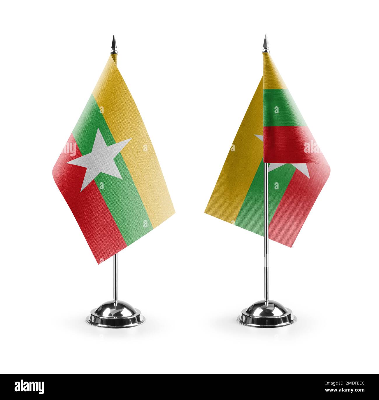 Piccole bandiere nazionali del Myanmar su sfondo bianco. Foto Stock