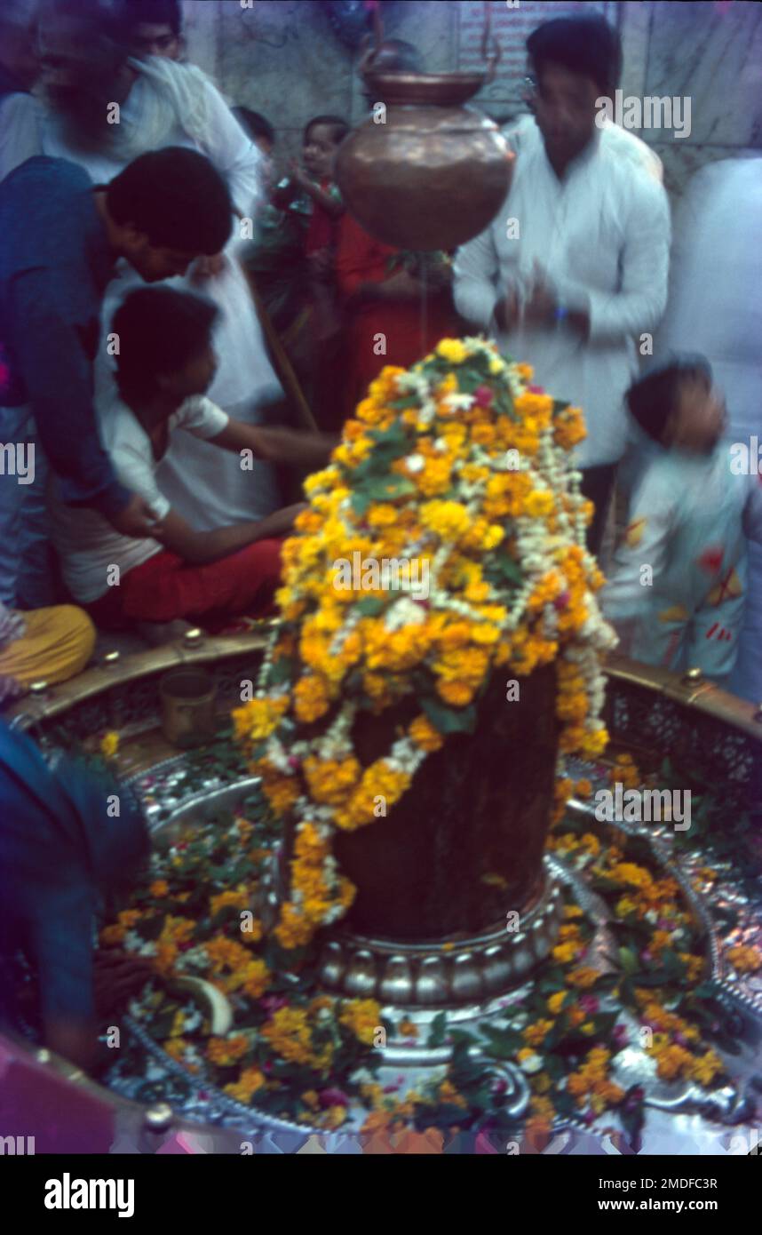Mahakaleshwar Jyotirlinga è un tempio indù dedicato a Shiva ed è uno dei dodici Jyotirlinga, santuari che si dice siano le dimore più sacre di Shiva. Si trova nell'antica città di Ujjain, nello stato di Madhya Pradesh, India. Il tempio è situato sul lato del fiume santo Shipra. Foto Stock
