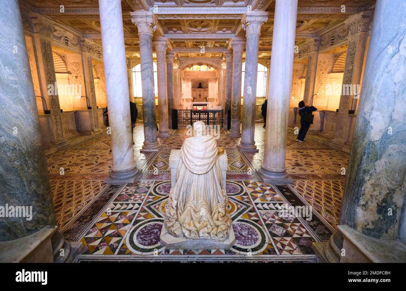 La cripta sotterranea in marmo, con una statua in ginocchio di San Gianuario. Al Duomo, Cattedrale di Santa Maria Assunta di Napoli, Napoli, Foto Stock