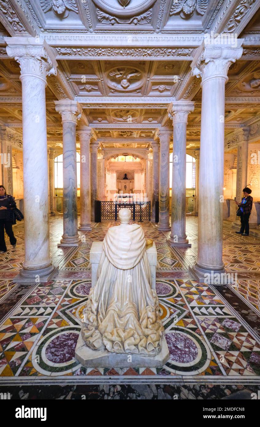 La cripta sotterranea in marmo, con una statua in ginocchio di San Gianuario. Al Duomo, Cattedrale di Santa Maria Assunta di Napoli, Napoli, Foto Stock