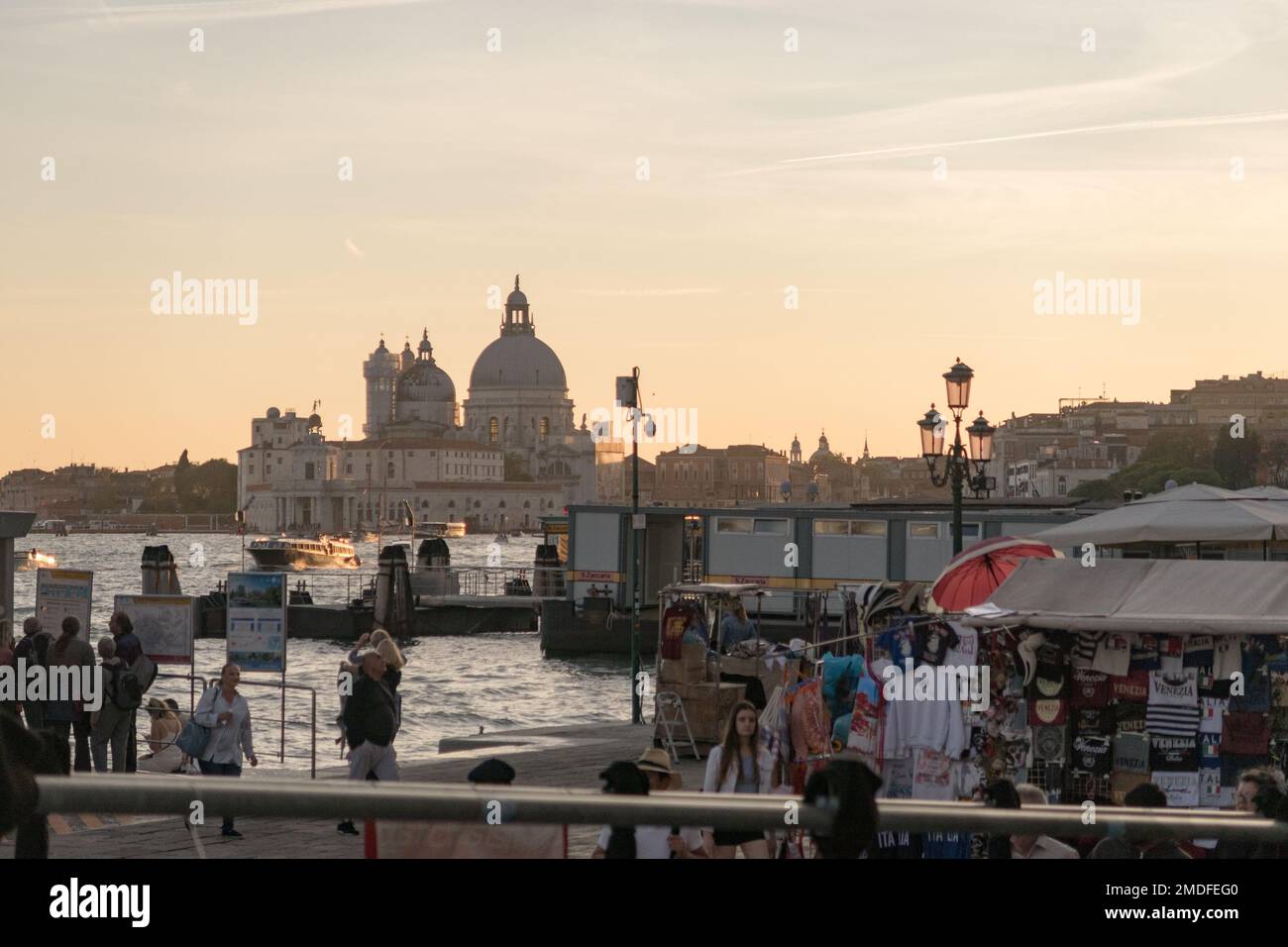 Vista di Santa Maria della Salute al tramonto a Venezia Foto Stock