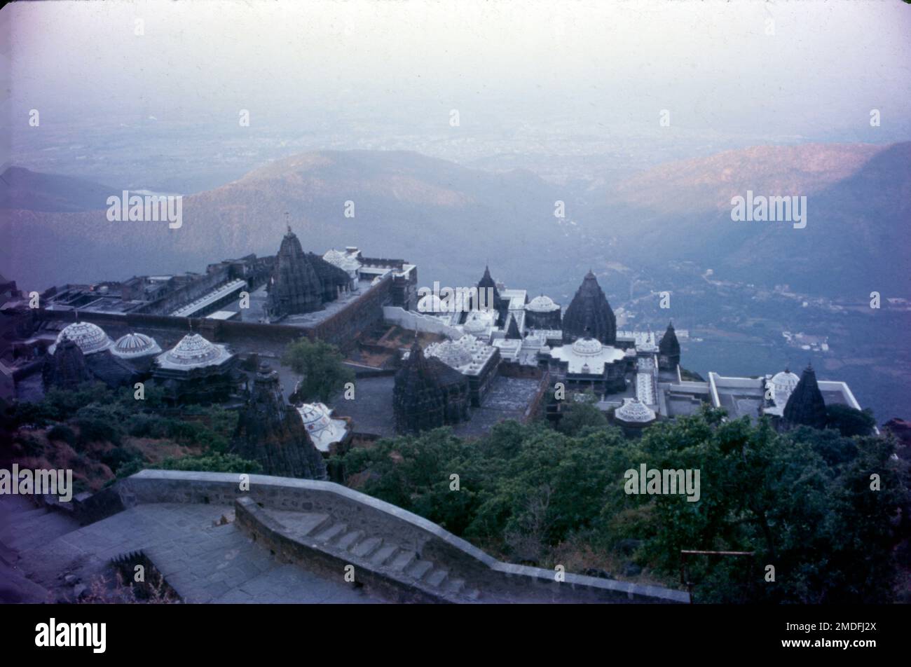 Girnar è un'antica collina di Junagadh, Gujarat, India. Girnar è una delle cinque maggiori 'tirthas' attribuite alle 'panch Kalyanakas' di varie 'tirthankara Jain'. Girnar è anche significativa tra i devoti Shiva per il cosiddetto “spazio-tempo mistico” della catena montuosa, con la presenza e il turnover di diverse sette di Sadhu Babas, Nath setta e altri. Foto Stock