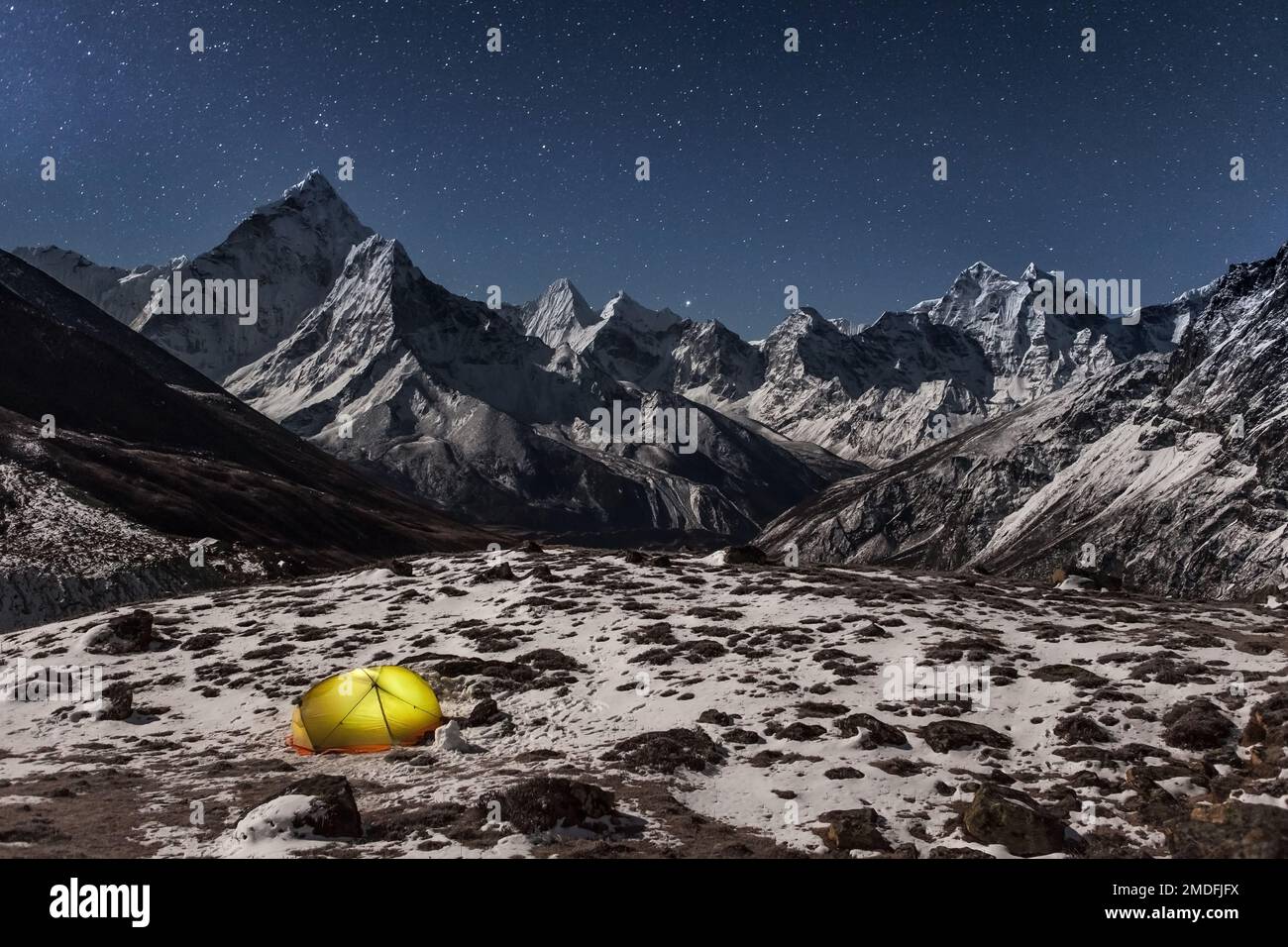 Concetto di solitudine e libertà in natura. Campeggio invernale notturno in montagna. Foto Stock