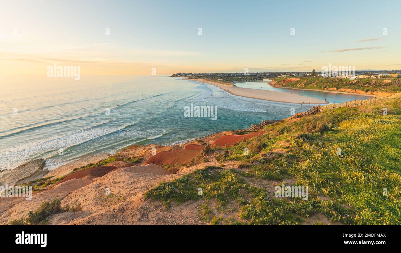 Vuota passeggiata sulla spiaggia di South Port al tramonto, Australia Meridionale Foto Stock