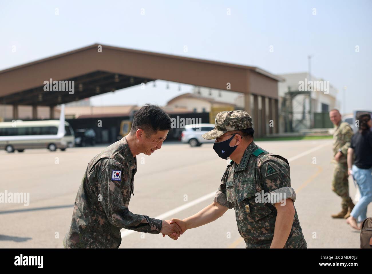 Il generale Hee Hyun Shin, comandante del comando operativo dell'esercito della Repubblica di Corea del 2nd, ha visitato la Brigata dell'aviazione di combattimento del 2nd il 22 luglio 2022 per ricevere un brief sulle capacità dell'AH-64E V6 e dell'aquila grigia mq-1C. Brig. Gen. Nam Hoon Kim, vice comandante generale delle forze coreane nella divisione fanteria 2nd ROK/US Combined Division, saluta il Gen. Shin quando arriva al campo di aviazione militare desiderio. Foto Stock