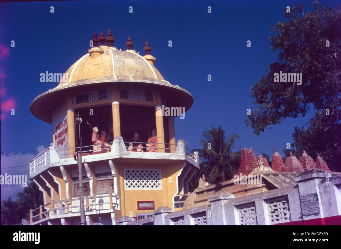 Sri Kanchi Kamakoti Peetam Sankara Matam, Rameswaram si trova proprio sulla riva del mare di Agni Teertham, a breve distanza dal Tempio di Ramanathaswamy. Sia i Mati di Shankara che i Mati di Ramakrishna sono monasteri che hanno monaci che praticano e propogano il Vedanta. Shankara Math è specializzata nella vita di Shankara Foto Stock