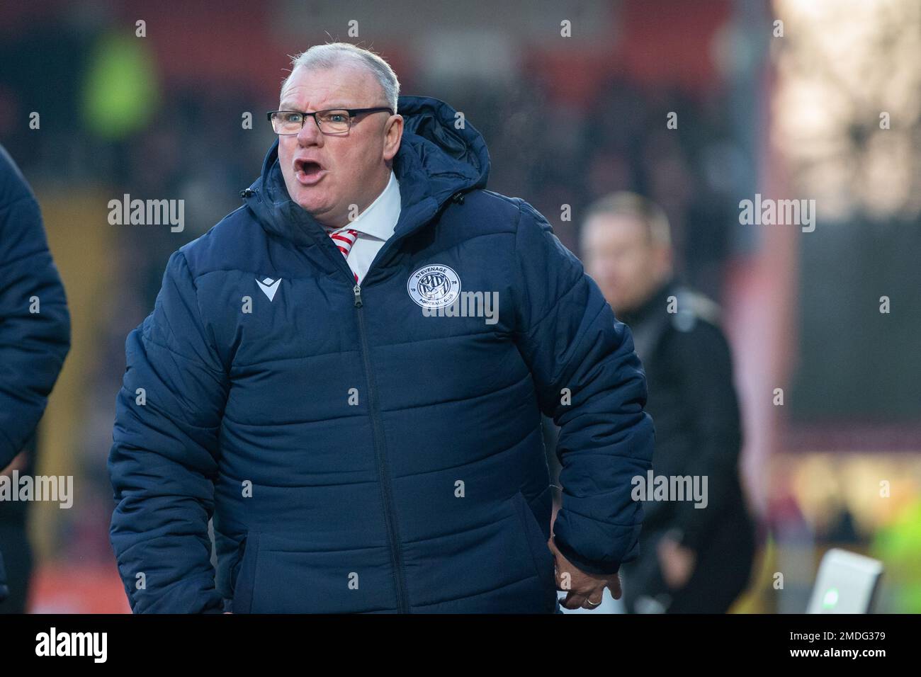 Stevenage FC manager / capo allenatore Steve Evans urlando dal touch line durante il gioco Foto Stock
