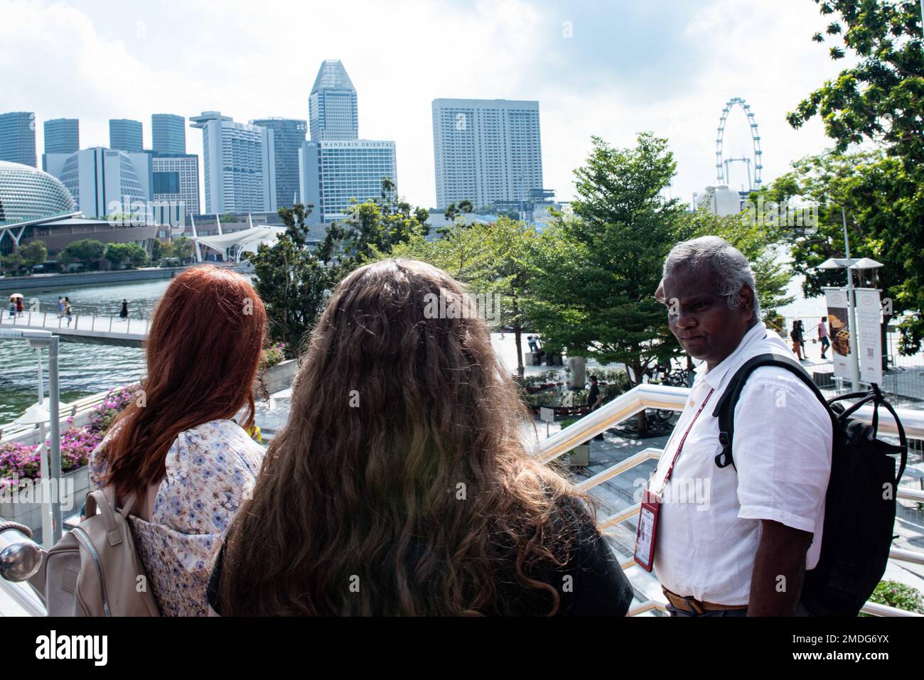 220723-N-UF592-1017 SINGAPORE (23 luglio 2022) marinai assegnati agli Stati Uniti L'unica portaerei della Marina schierata a termine USS Ronald Reagan (CVN 76) cammina fino a Merlion Park durante un tour della città di Singapore sponsorizzato dal comitato morale, benessere e ricreazione della nave. Durante le visite al porto, gli eventi MWR offrono ai marinai la possibilità di esplorare e conoscere i paesi che visitano. Ronald Reagan, il fiore all'occhiello del Carrier Strike Group 5, fornisce una forza pronta per il combattimento che protegge e difende gli Stati Uniti, e sostiene alleanze, partnership e interessi marittimi collettivi nell'Indo-Pacifico Foto Stock