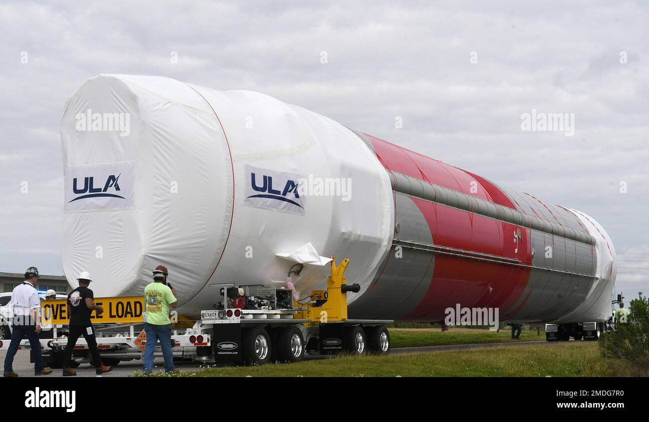 Cape Canaveral, Stati Uniti. 22nd Jan, 2023. Il più recente razzo della United Launch Alliance (ULA), il Vulcan Centaur, viene trasportato in un impianto di lavorazione dopo il suo arrivo alla Cape Canaveral Space Force Station a Cape Canaveral. Il razzo è arrivato a Port Canaveral ieri sera con una nave da carico dalla fabbrica di razzi ULA a Decatur, Alabama. Il Vulcan farà il suo lancio inaugurale nel corso di quest'anno. Credit: SOPA Images Limited/Alamy Live News Foto Stock