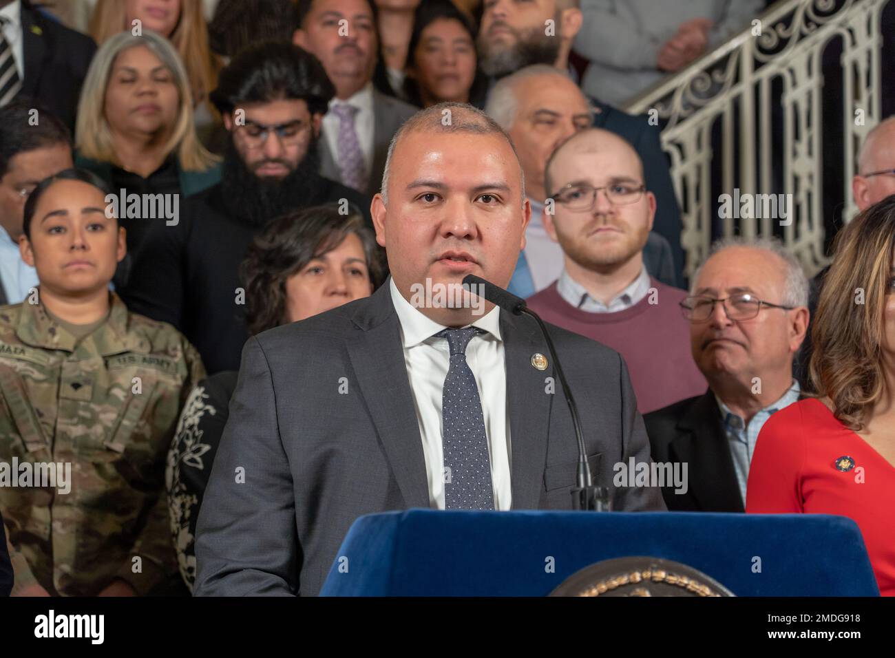 NEW YORK, NEW YORK - GENNAIO 22: Il commissario dell'Ufficio degli Affari degli immigrati del Sindaco (MOIA) Manuel Castro interviene in una conferenza stampa per ricevere ulteriore aiuto dal governo federale per gestire i richiedenti asilo al City Hall Rotunda il 22 gennaio 2023 a New York City. Il sindaco Adams, affiancato da sostenitori dell’immigrazione provenienti da tutta la città, invita il governo federale a nominare qualcuno che costruisca una strategia per diffondere i migranti e alleviare l’afflusso in città come New York. Credit: Ron Adar/Alamy Live News Foto Stock