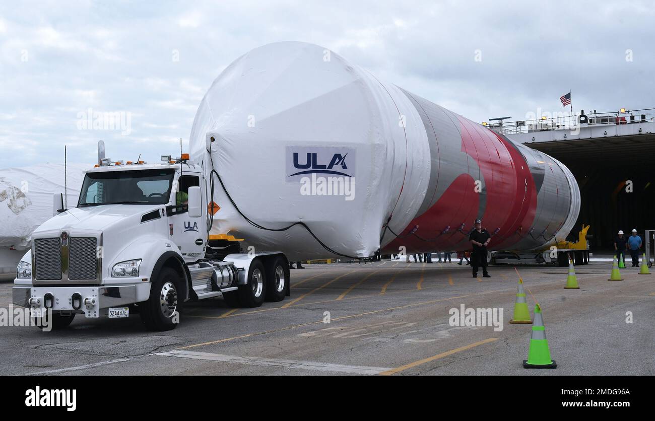 Cape Canaveral, Stati Uniti. 22nd Jan, 2023. Il nuovo razzo della United Launch Alliance (ULA), il Vulcan Centaur, arriva alla Cape Canaveral Space Force Station dopo essere stato scaricato da una nave da carico a Cape Canaveral. Il razzo è arrivato a Port Canaveral ieri sera dopo essere stato trasportato dalla fabbrica di razzi ULA a Decatur, Alabama. Il Vulcan è stato trasferito da camion a un impianto di lavorazione in preparazione del suo lancio inaugurale alla fine di quest'anno. (Foto di Paul Hennessy/SOPA Images/Sipa USA) Credit: Sipa USA/Alamy Live News Foto Stock