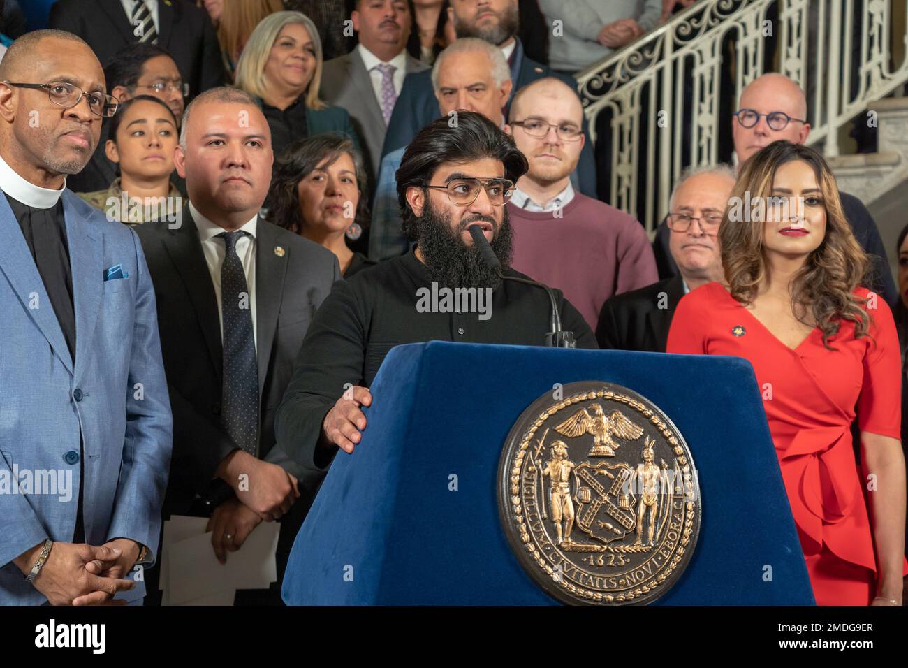 NEW YORK, NEW YORK - GENNAIO 22: Janazah Community Center Umair Ahmed parla a una conferenza stampa per ricevere ulteriore aiuto dal governo federale per gestire i richiedenti asilo al City Hall Rotunda il 22 Gennaio 2023 a New York City. Il sindaco Adams, affiancato da sostenitori dell’immigrazione provenienti da tutta la città, invita il governo federale a nominare qualcuno che costruisca una strategia per diffondere i migranti e alleviare l’afflusso in città come New York. Credit: Ron Adar/Alamy Live News Foto Stock