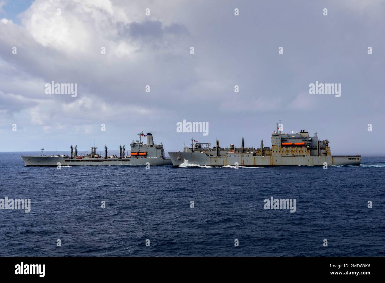 OCEANO PACIFICO (23 luglio 2022) l'oliatore di rifornimento della flotta di classe Henry J. Kaiser USNS Pecos (T-AO 197) e la nave da carico secca e munizioni di classe Lewis e Clark USNS Washington Chambers (T-AKE 11) navigano insieme durante Rim of the Pacific (RIMPAC) 2022. Ventisei nazioni, 38 navi, tre sottomarini, più di 170 aerei e 25.000 persone partecipano al RIMPAC dal giugno 29 al 4 agosto nelle isole hawaiane e nella California meridionale. Il più grande esercizio marittimo internazionale del mondo, RIMPAC offre un'opportunità di formazione unica, promuovendo e sostenendo le relazioni di cooperazione Foto Stock