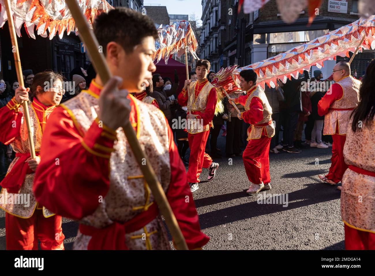 I festeggiamenti per il Capodanno cinese attraversano Shaftesbury Avenue fino a Trafalgar Square nel West End di Londra per il festival annuale del Capodanno lunare che quest'anno celebra l'anno del coniglio. Credit: Jeff Gilbert/Alamy Live News Foto Stock