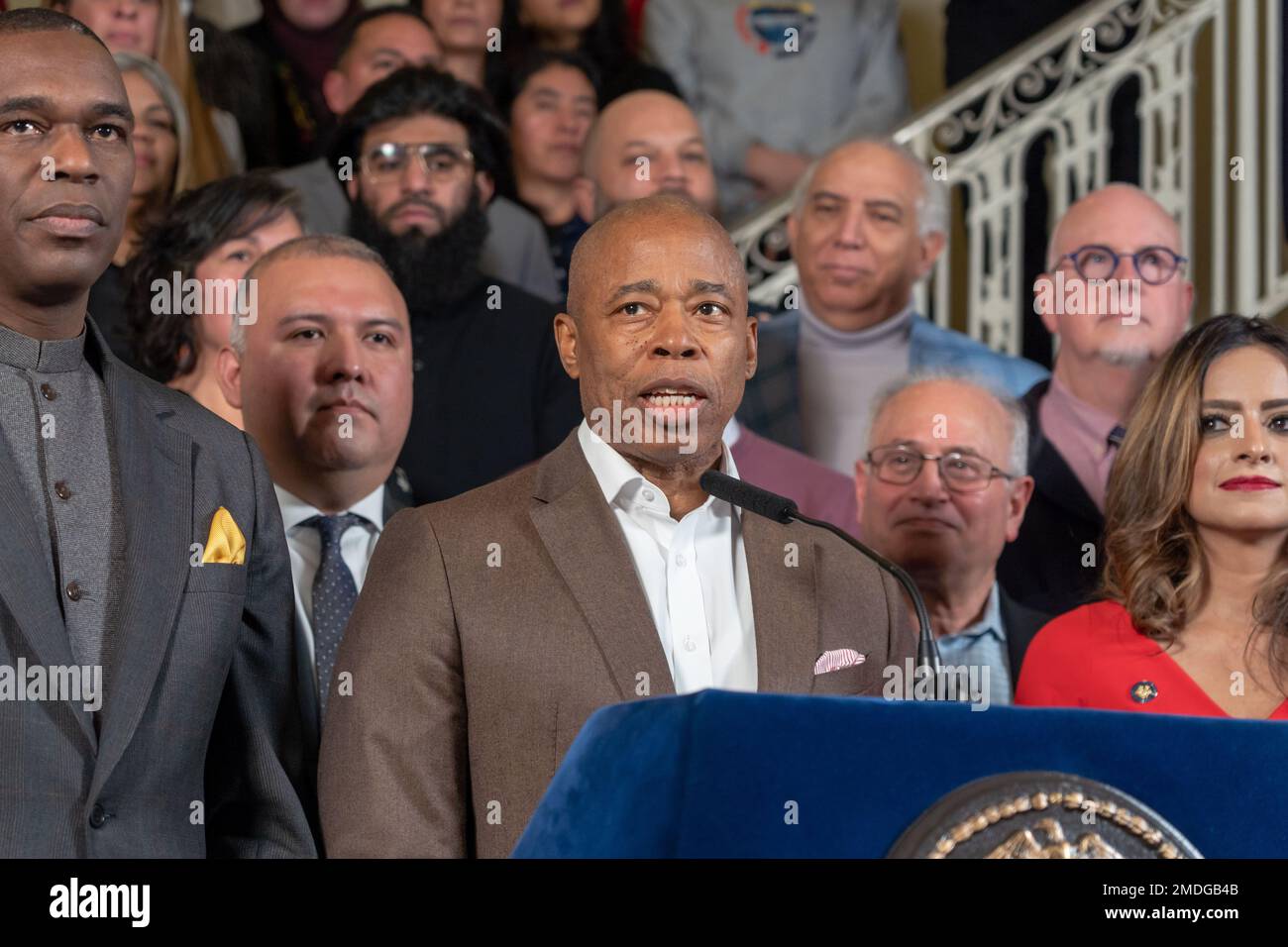 NEW YORK, NEW YORK - Gennaio 22: Il sindaco di New York Eric Adams chiede maggiore aiuto da parte del governo federale per gestire l'afflusso di richiedenti asilo a City Hall Rotunda il 22 gennaio 2023 a New York City. Il sindaco Adams, affiancato da sostenitori dell’immigrazione provenienti da tutta la città, invita il governo federale a nominare qualcuno che costruisca una strategia per diffondere i migranti e alleviare l’afflusso in città come New York. Credit: Ron Adar/Alamy Live News Foto Stock