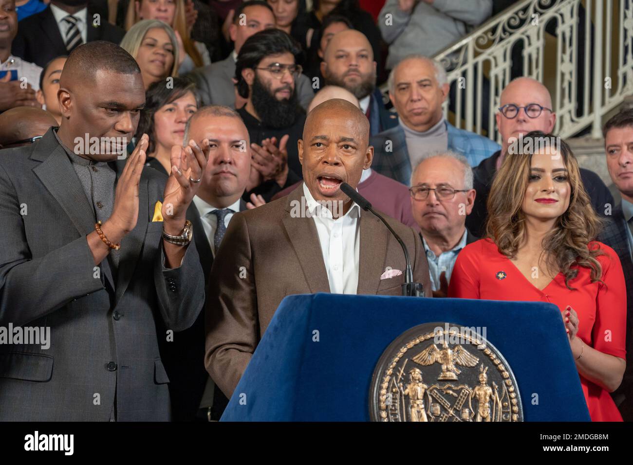 NEW YORK, NEW YORK - Gennaio 22: Il sindaco di New York Eric Adams chiede maggiore aiuto da parte del governo federale per gestire l'afflusso di richiedenti asilo a City Hall Rotunda il 22 gennaio 2023 a New York City. Il sindaco Adams, affiancato da sostenitori dell’immigrazione provenienti da tutta la città, invita il governo federale a nominare qualcuno che costruisca una strategia per diffondere i migranti e alleviare l’afflusso in città come New York. Credit: Ron Adar/Alamy Live News Foto Stock