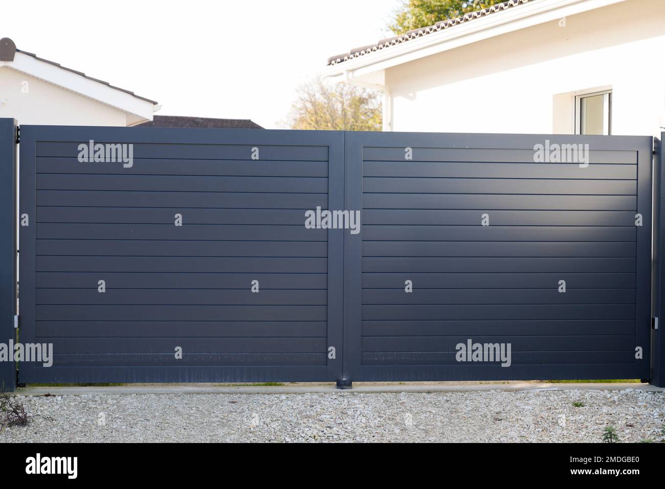 porta di acciaio grande recinzione grigio cancello in metallo sulla strada moderna casa Foto Stock