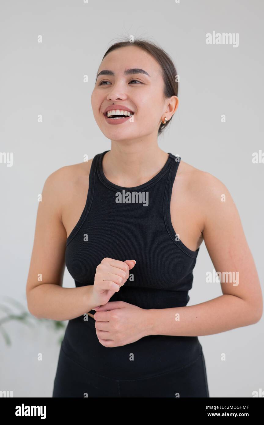 Ritratto di una donna asiatica sorridente su sfondo bianco. Foto Stock