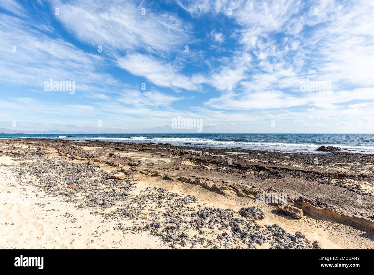 Lungomare roccioso al confine con la spiaggia di Corralejo, Fuerteventura, Isole Canarie. Foto Stock