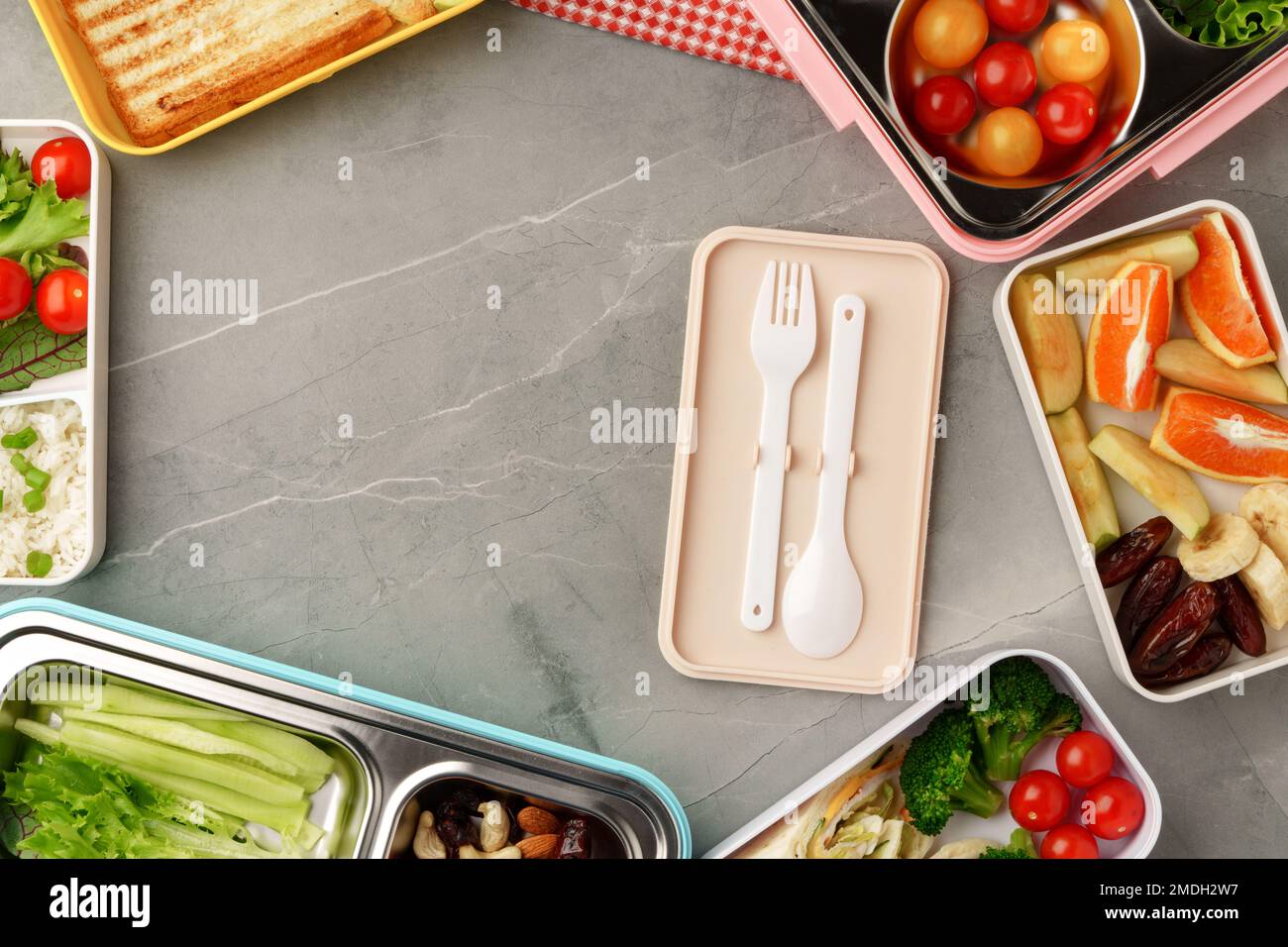 Contenitori con cibo sano su sfondo grigio vista dall'alto. Foto Stock