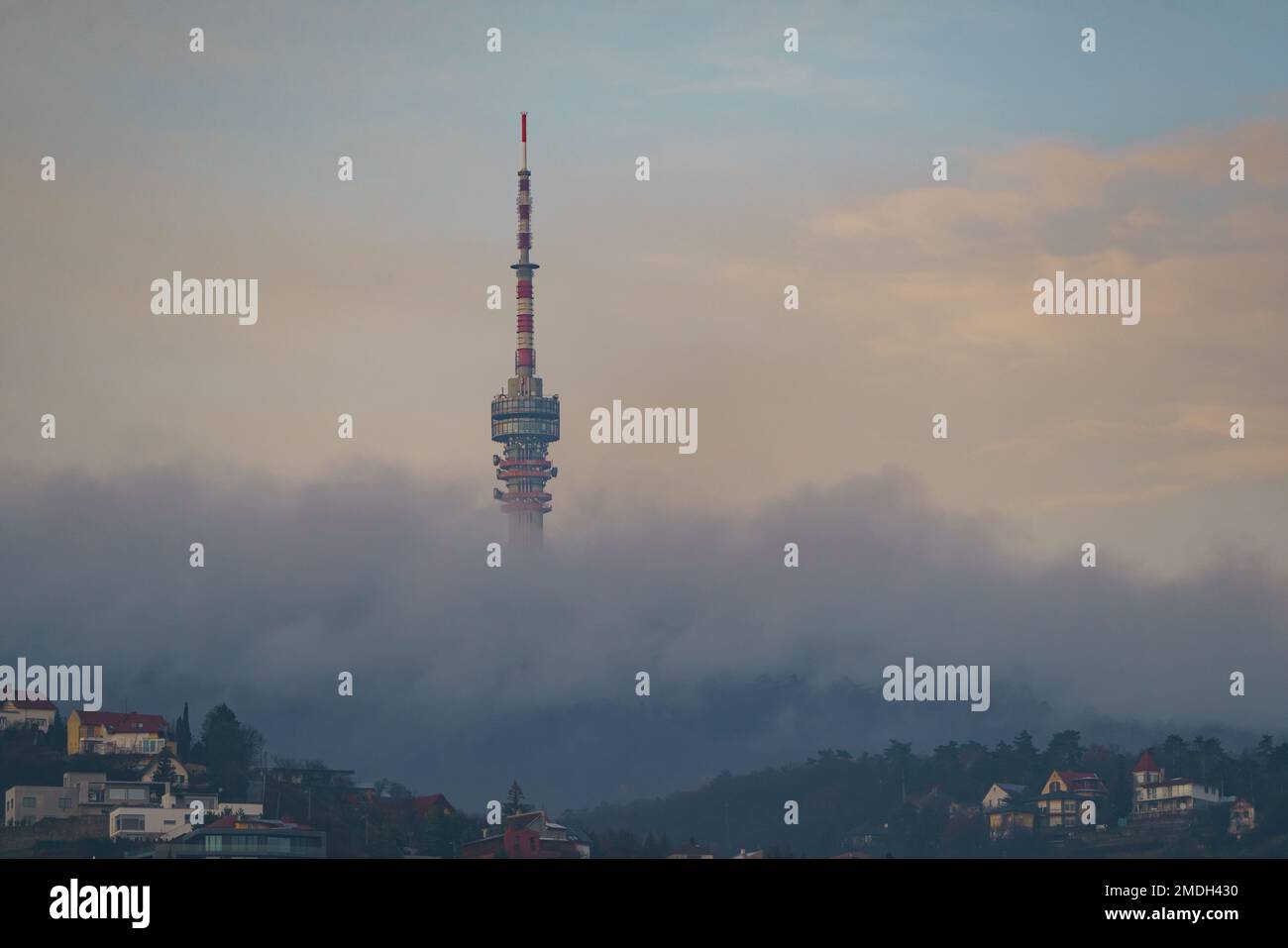 Torre della TV a Pecs, Ungheria con cielo nuvoloso Foto Stock