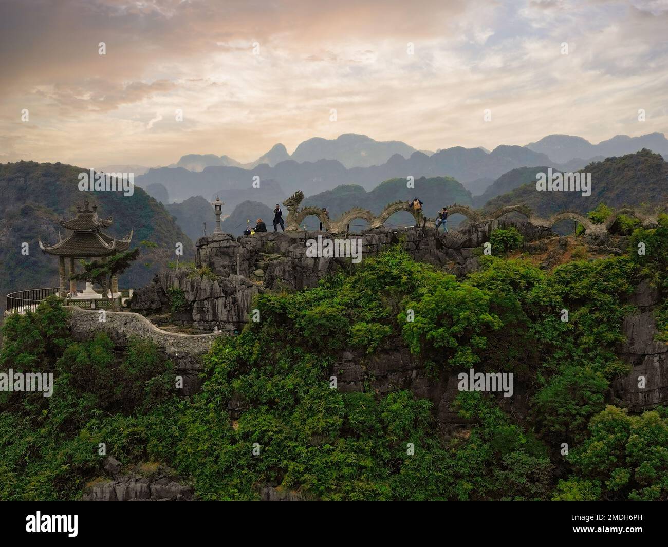 Drago gigante al tempio di Hang Mua a Tam Coc, Vietnam Foto Stock