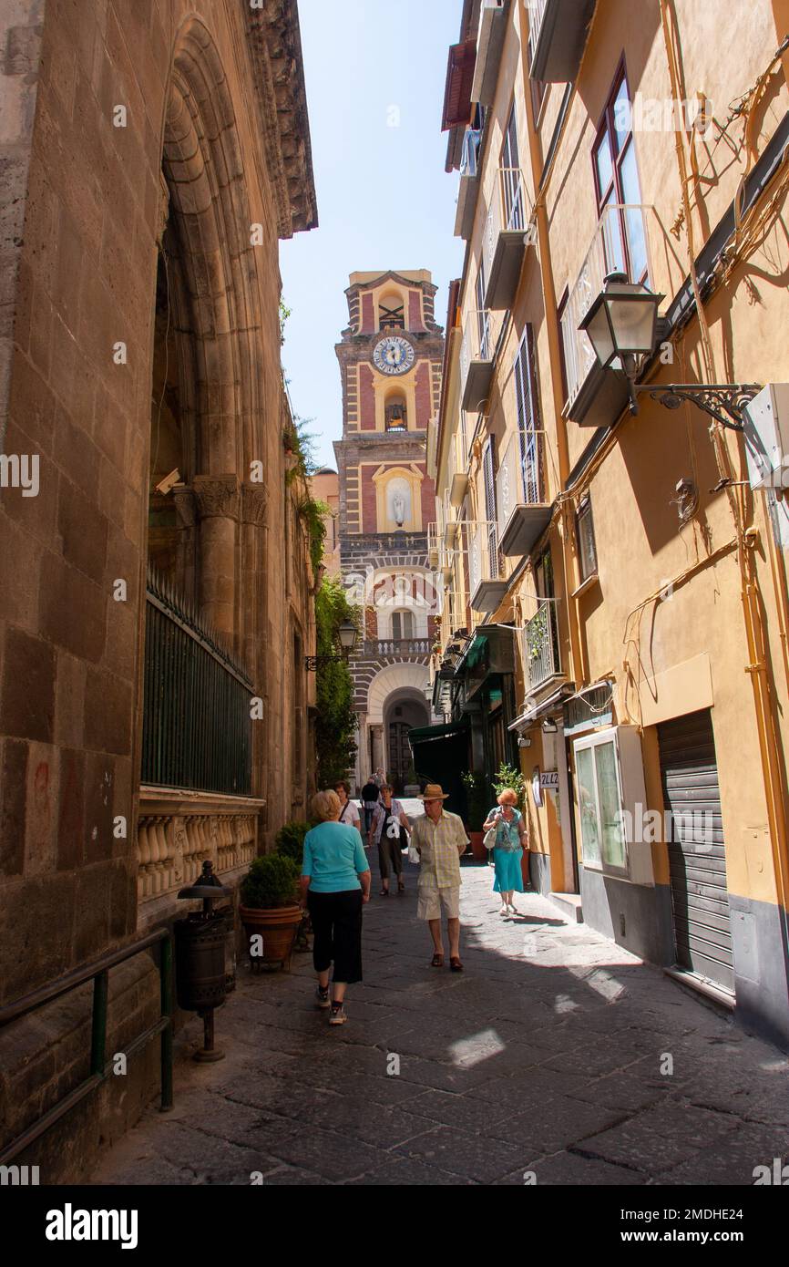 Vicolo stretto nel centro di Sorrento, Sorrento, Italia Foto Stock