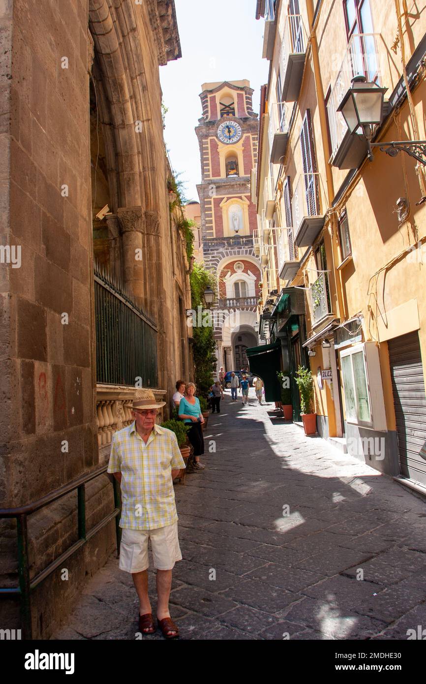 Vicolo stretto nel centro di Sorrento, Sorrento, Italia Foto Stock