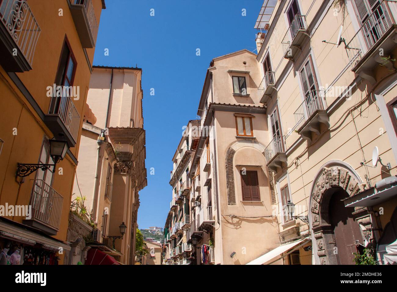 Vicolo stretto nel centro di Sorrento, Sorrento, Italia Foto Stock