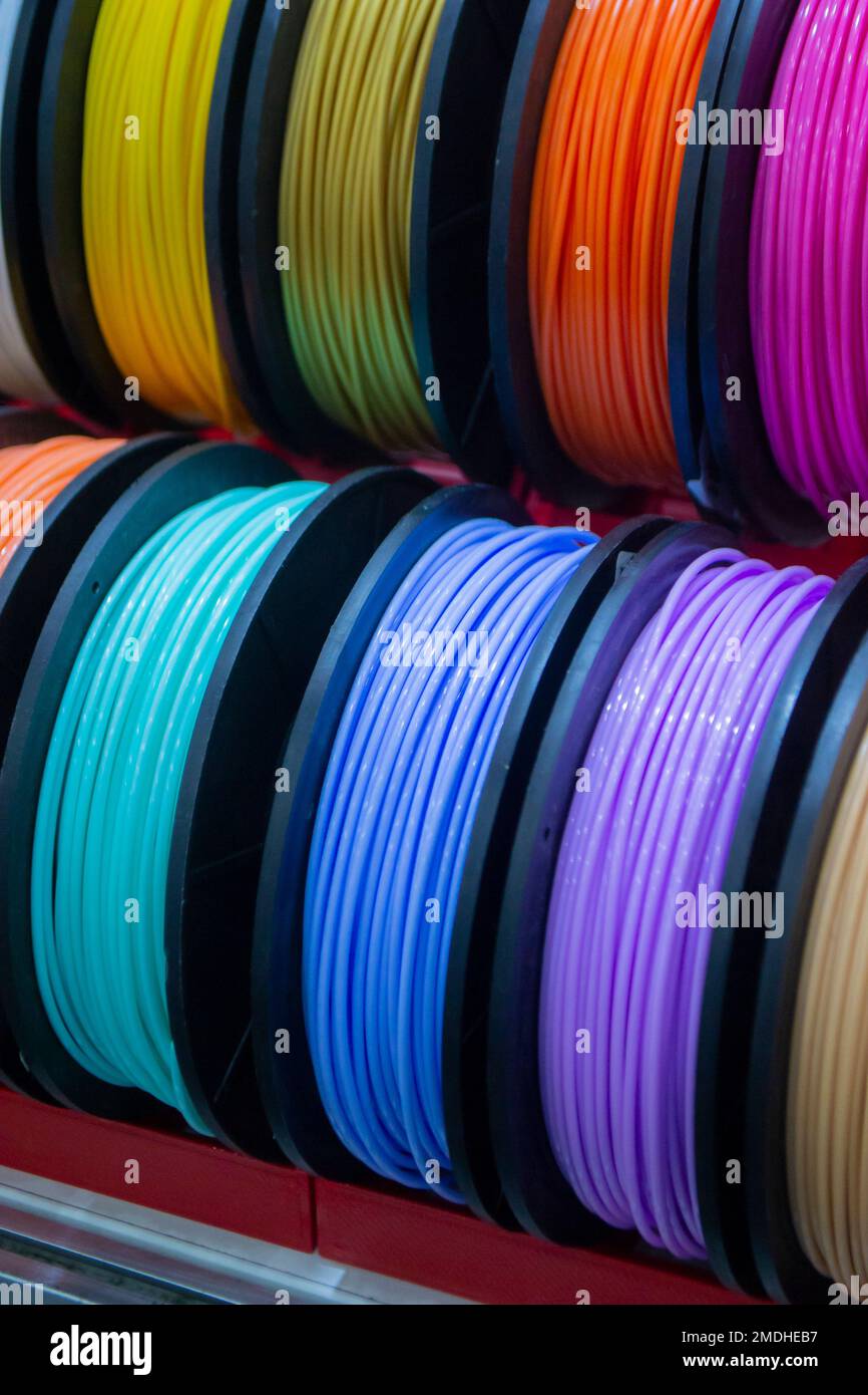 Molte bobine multicolore di filo di filamento per la stampa di stampanti  3D. Materiale bobine per stampa stampante 3D. Bobine di stampa 3D a colori  diversi filamento. Filo in plastica ABS per