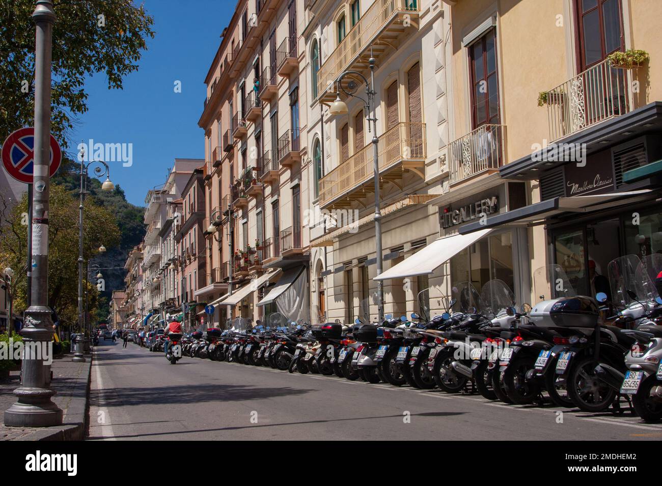 Parcheggio per moto, centro di Sorrento, Sorrento, Italia Foto Stock