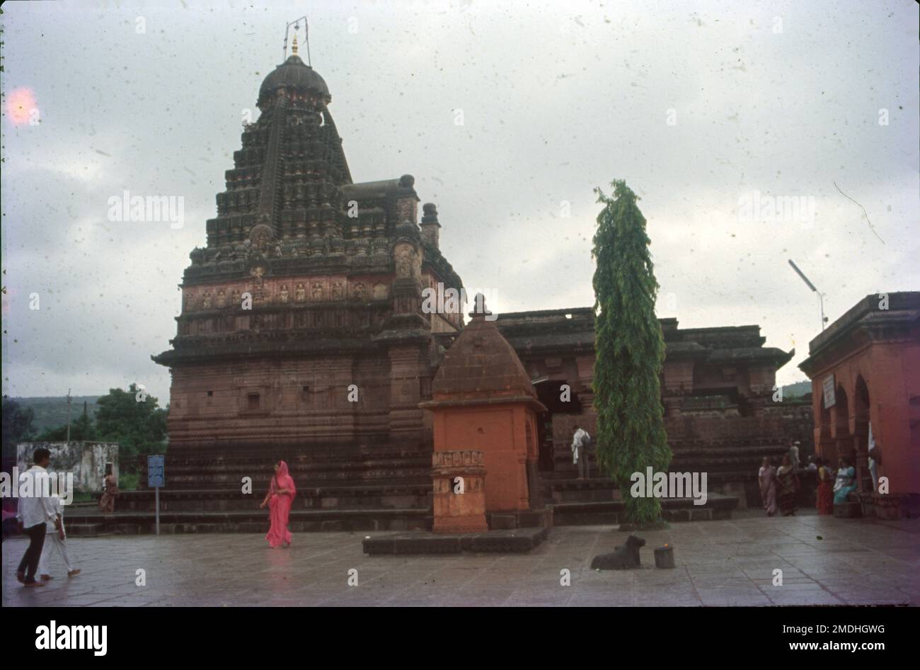 Il Tempio di Grishneshwar Jyotirlinga, a volte chiamato Ghrneshwar o Ghushmeshwar, è uno dei santuari dedicati al Signore Shiva che si riferisce alla Shiva Purana. La parola Ghrneshwara significa 'signore della compassione'. Il tempio è un importante luogo di pellegrinaggio nella tradizione Shaiva dell'Induismo, che lo considera la dodicesima Jyotirlinga (linga di luce). Questo luogo di pellegrinaggio si trova a Ellora (chiamata anche Verul), a meno di un chilometro dalle grotte di Ellora, patrimonio dell'umanità dell'UNESCO. Foto Stock