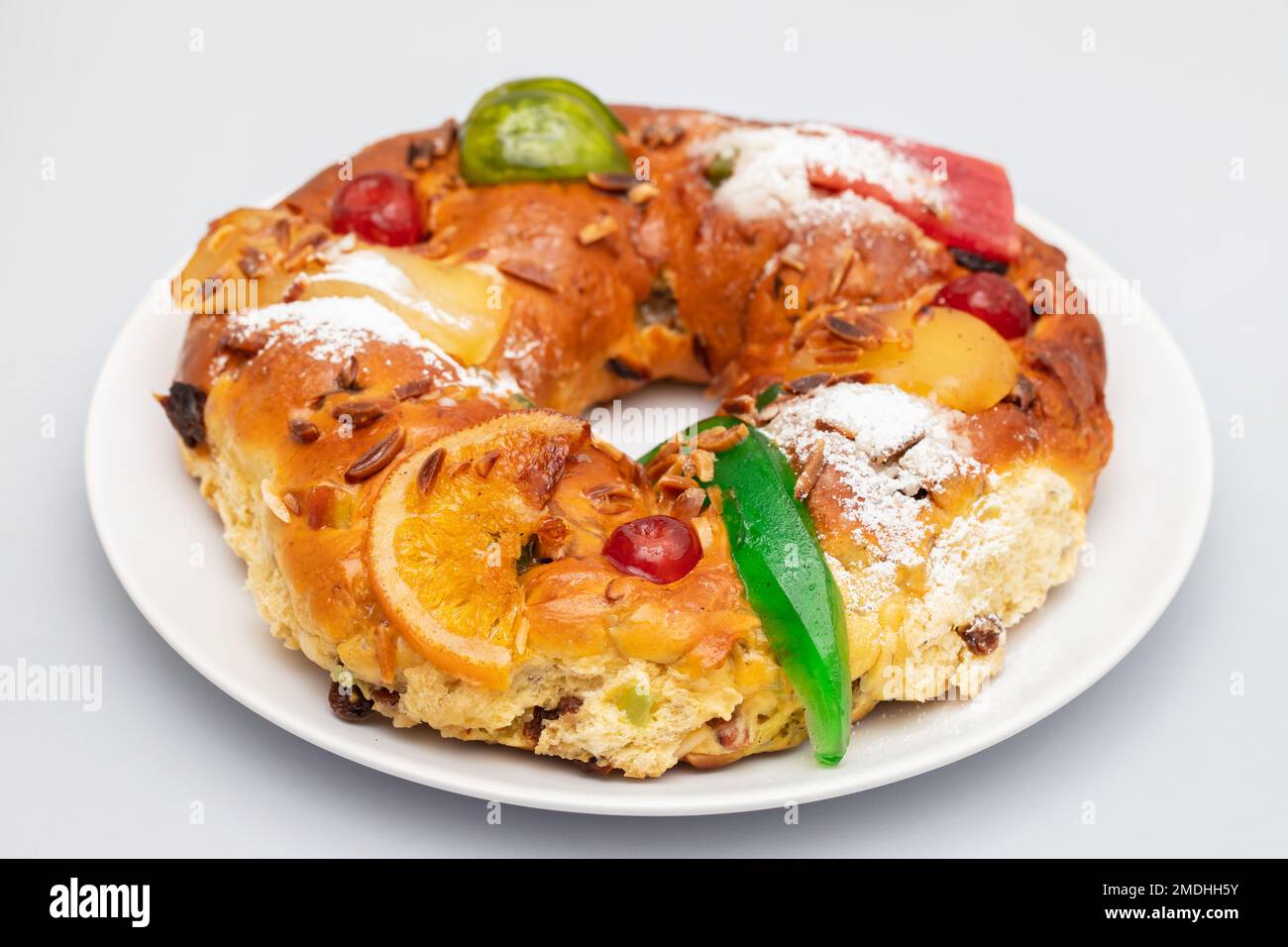 Bolo do Rei o torta del Re, fatta per Natale, tipica torta di Natale portoghese con frutta secca Foto Stock