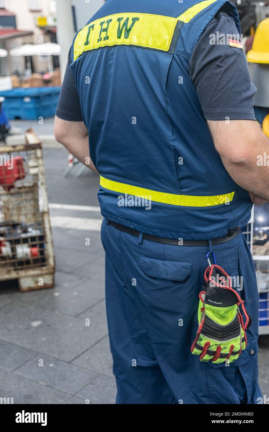 Un volontario del tedesco 'Technisches Hilfswerk' (Agenzia federale per il soccorso tecnico) con il segno 'THW' sul retro del suo giubbotto Foto Stock