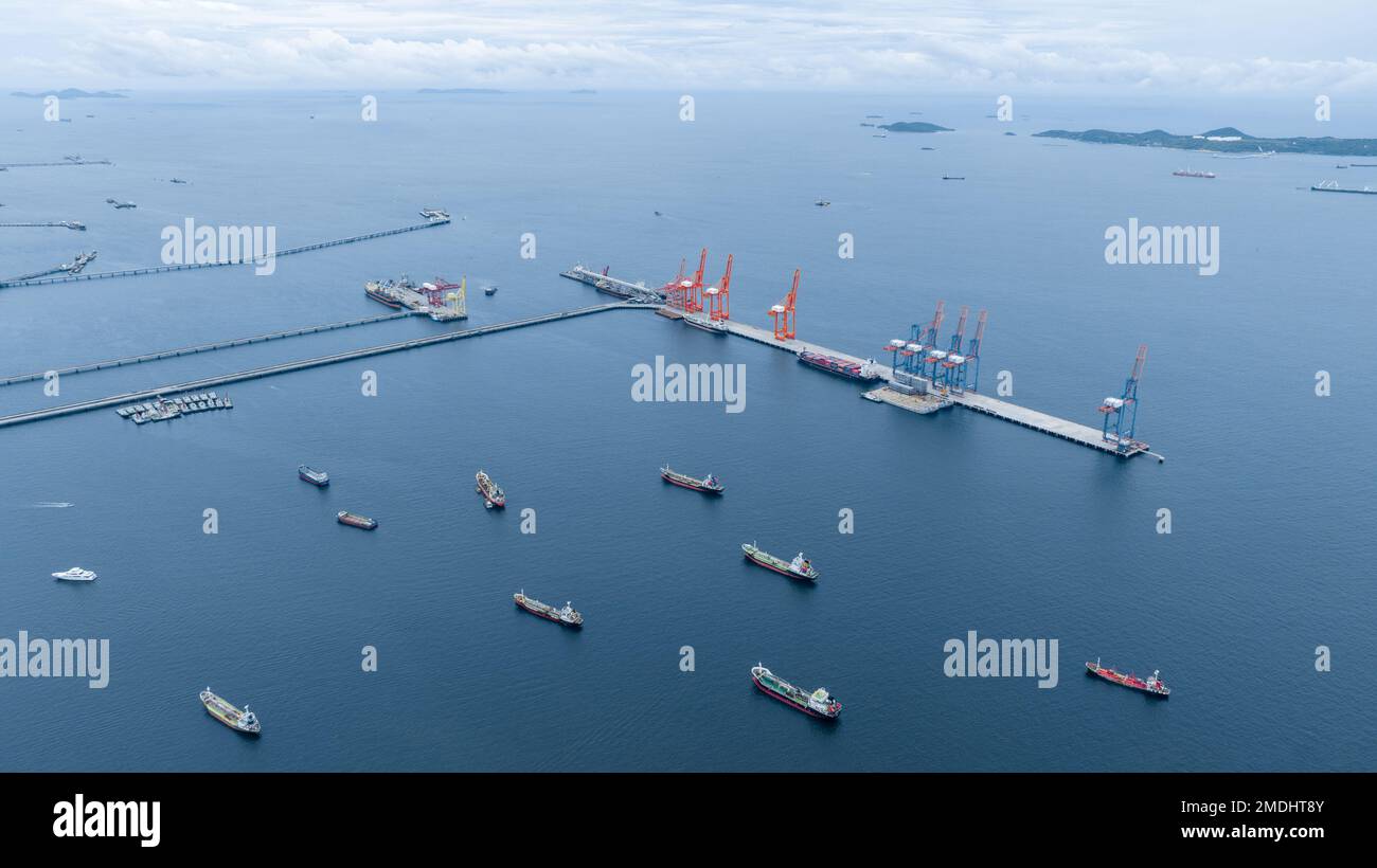 Molti di petrolio greggio gas nave cisterna, Cargo container Ship ormeggio offshore a Ocean Bay Petroleum chimico esportazione di trasporto di importazione e logistica Foto Stock