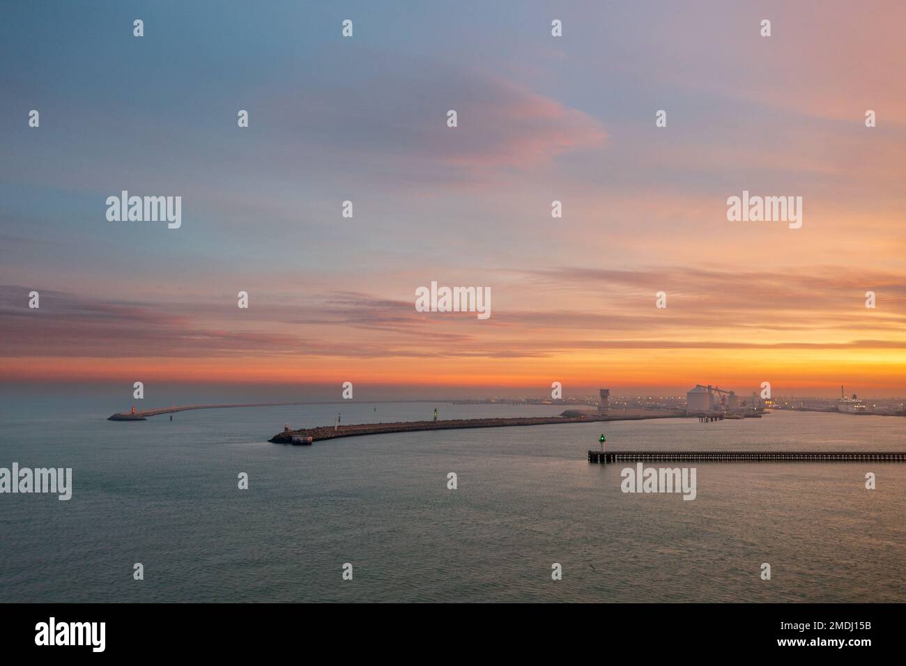 Le Port de Calais au Lever du jour, Francia, Côte d'Opale Foto Stock