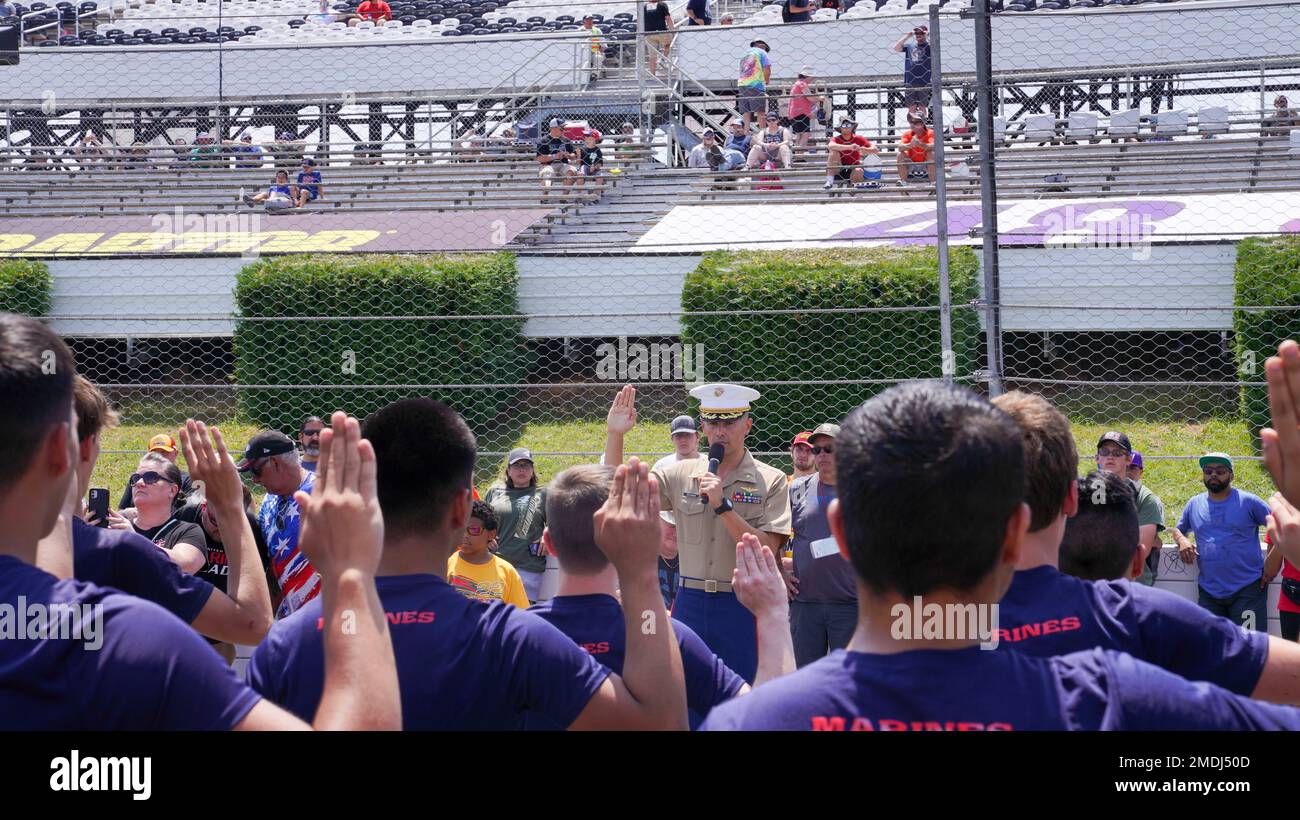 STATI UNITI Victor Bockman, ufficiale comandante della stazione di reclutamento Harrisburg, tiene una formazione durante i festeggiamenti pre-gara al circuito di Pocono, Long Pond, Pennsylvania, 24 luglio 2022. Lo scopo di questa formazione era che i futuri Marines si preparavano per reclutare l'addestramento per prendere il giuramento di Enlistment prima della corsa di Nascar. Foto Stock