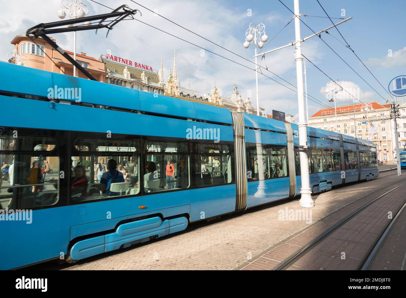 Croazia, Zagabria, la piazza principale - Trg Josip Jelacica - con tram blu unbiqutous strada. Foto Stock