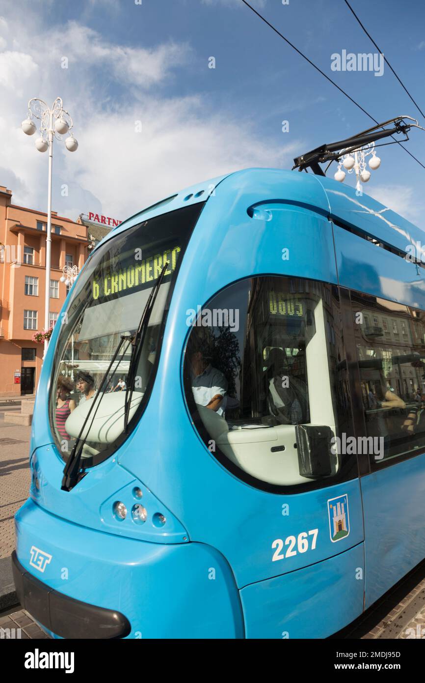 Croazia, Zagabria, la piazza principale - Trg Josip Jelacica - con tram blu unbiqutous strada. Foto Stock
