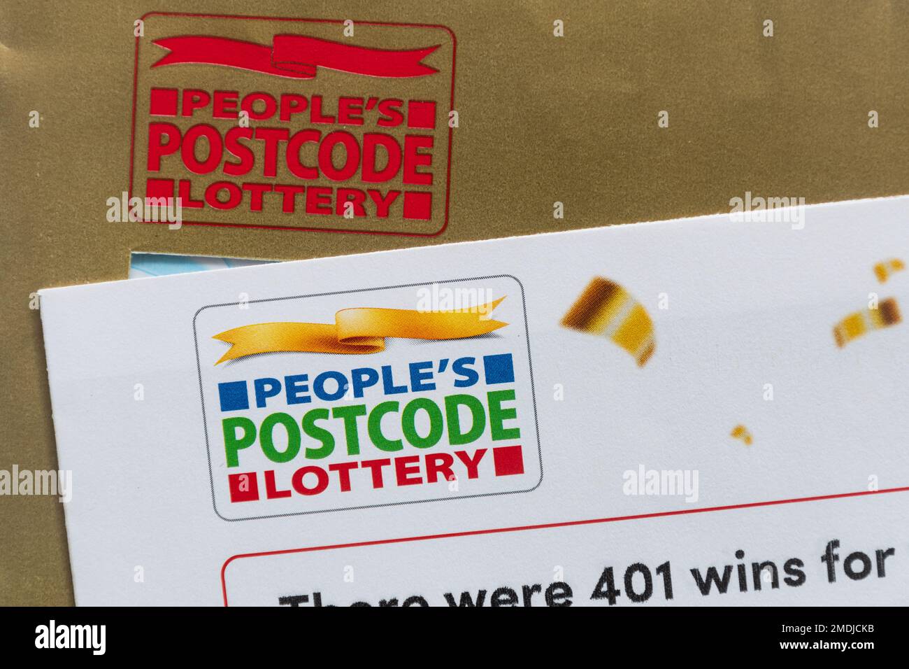 Lettera e busta della lotteria del codice postale della gente, posta della roba di rifiuto che fa pubblicità alla lotteria, Inghilterra, Regno Unito Foto Stock