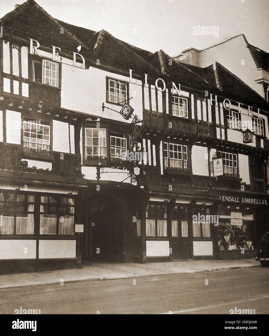 Una fotografia di circa 1940 anni del Leone Rosso a graticcio del 15th° secolo a Colchester., Essex, Regno Unito Foto Stock