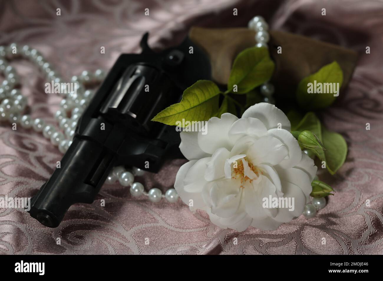 bianco bella rosa con perle e pistola. romantico. spazio di copia Foto Stock