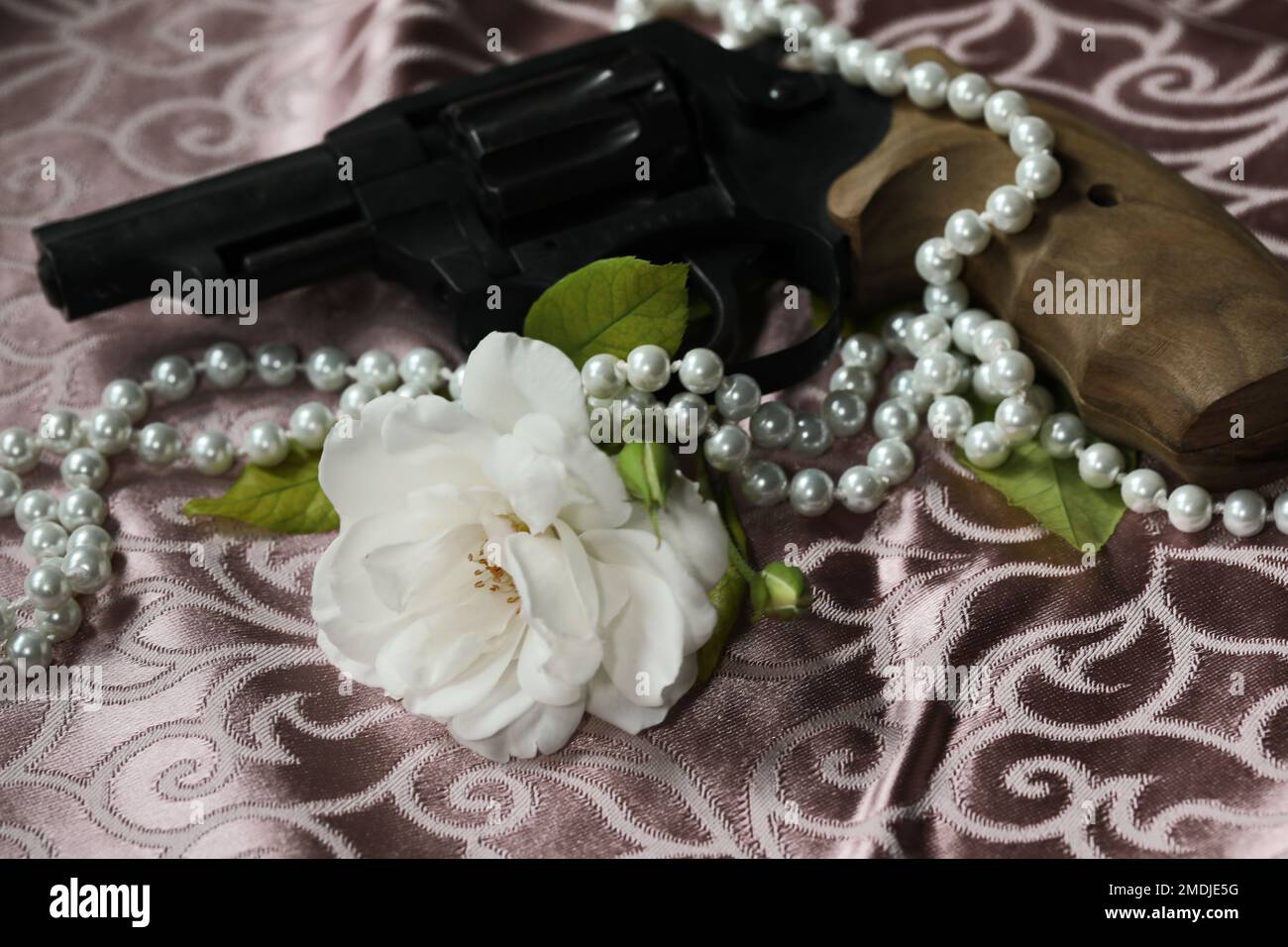 bianco bella rosa con perle e pistola. romantico. spazio di copia Foto Stock